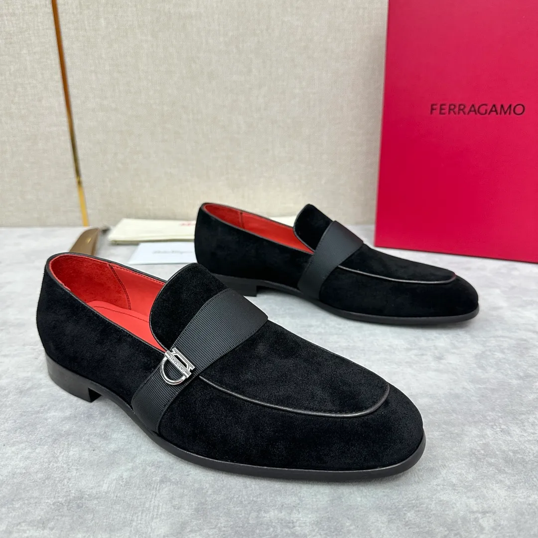 [Ferragamo] Top P: 960💰 Number of yards: 39~44 (38.45.46. Custom-made, non-refundable) Ferragamo** counters synchronize new models of men's loafers that can be worn casually or formally. The classic shape embodies the fashionable charm of formal wear, and the newly designed proportions are more modern. These loafers are made of imported open-edge beaded cowhide/fine calfskin/cow suede material. The upper is decorated with webbing, and the side is privately molded with silver Gancini buckles. The double stitching details add to the fashionable charm. Adopting a special "Original" structure and going through multiple processes, the soles are almost entirely handmade. Unique processing technology demonstrates exquisite craftsmanship. The original privately modeled genuine leather outsole is paired with a personalized rubber backing. It is comfortable, non-slip and wear-resistant. It can be worn as a slip-on. Exquisite hand-stitching. The workmanship is as fine as that of a store. The original color calfskin lining is sweat-absorbent, anti-odor, comfortable and breathable. The heel is also decorated with a rubber patch to perfectly improve the grip performance.